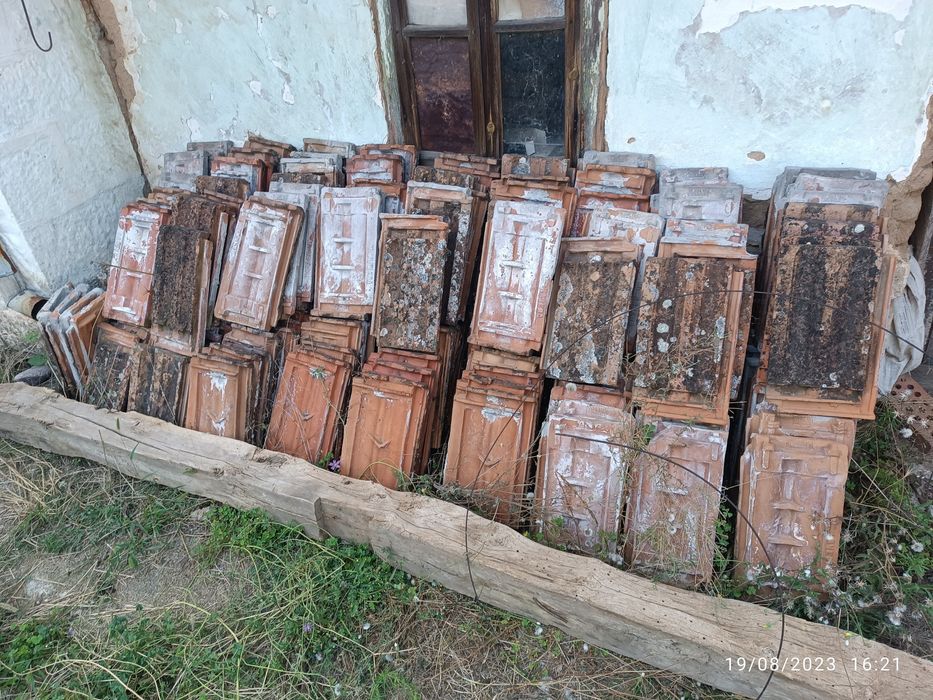 Стари Керемиди от покрив на къща