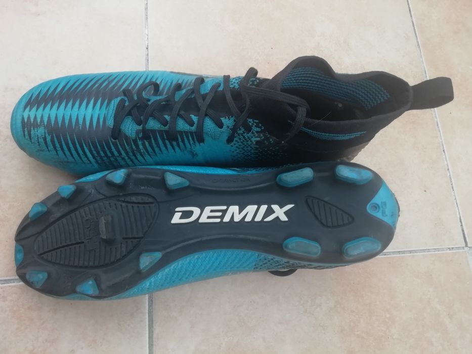 Футбольные кроссовки