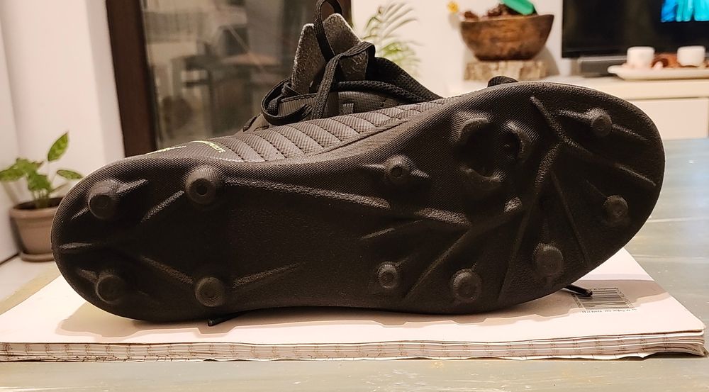 Футболни обувки/бутонки/