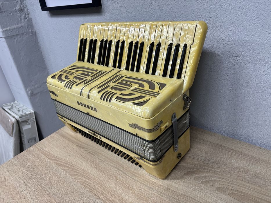 Acordeon Hohner Verdi 3 cu 120 de basi clapa scurta