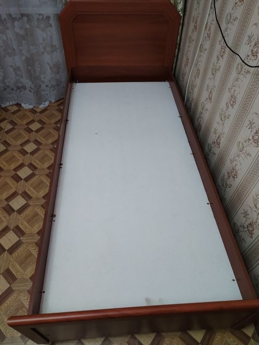 Кровать односпальная с двумя ватными матрасами