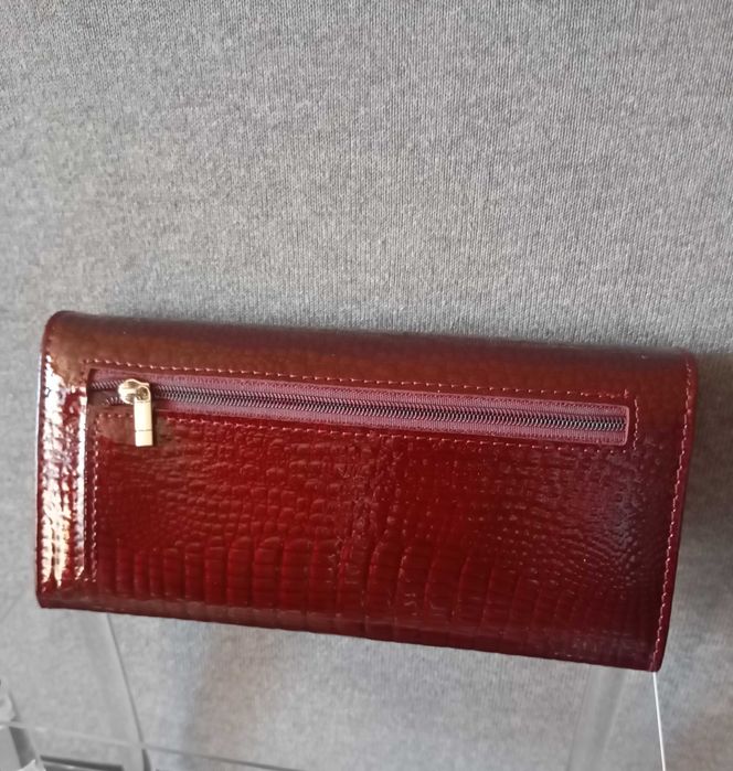 Кожен портфейл за жени. Бордови цвят.