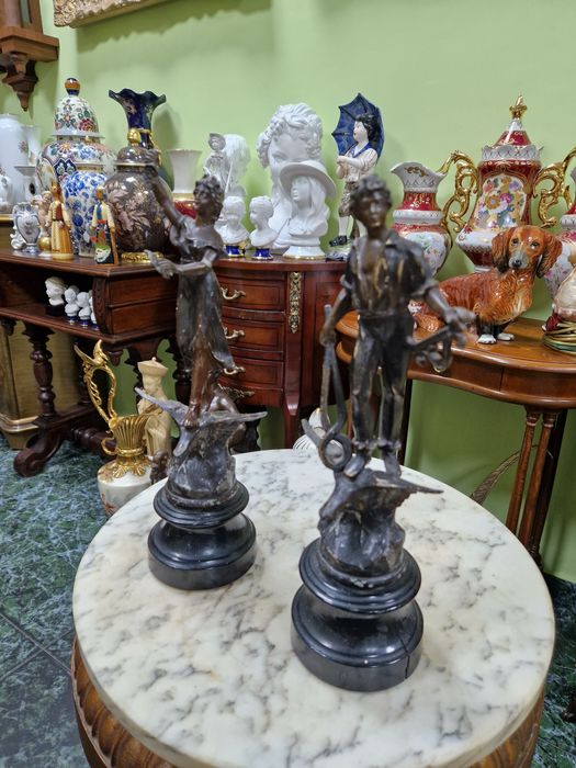 Чифт антикварни френски фигури статуетки