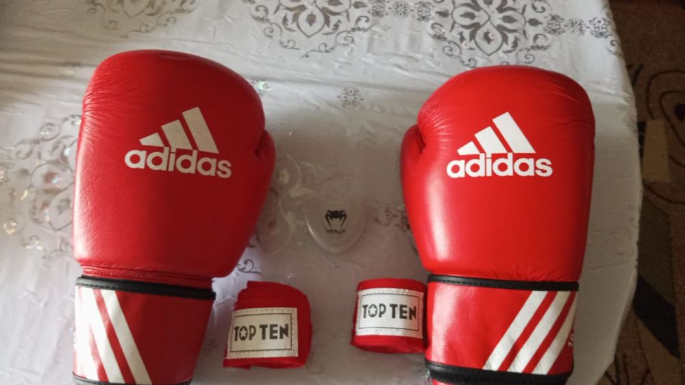 Боксерская перчатка