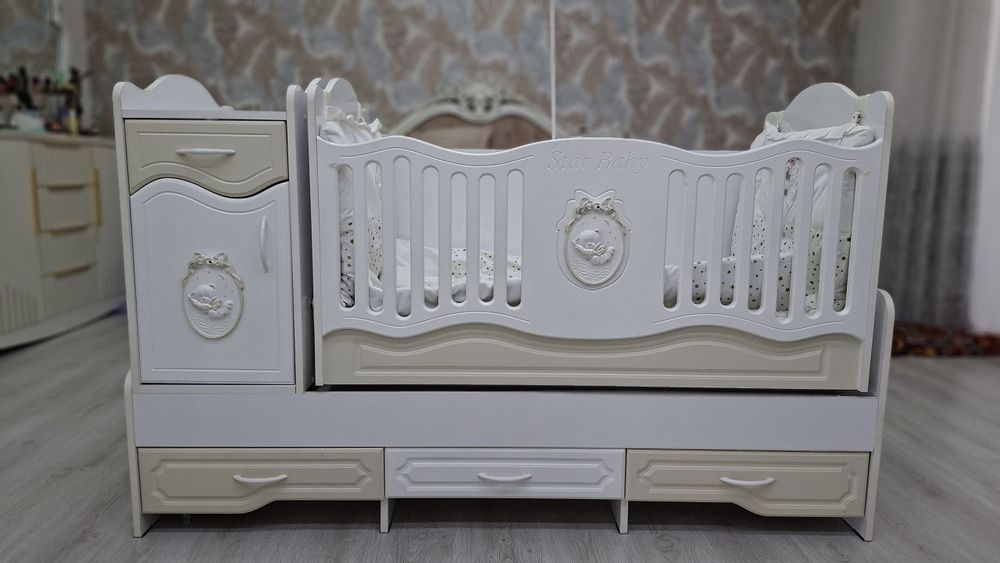 Кровать для маленьких детей или детская кровать.