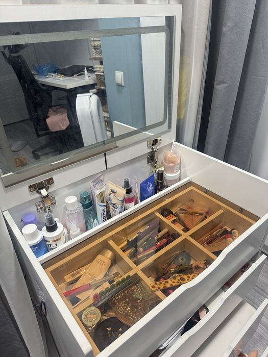 Туалетный столик ( столик для макияжа ) вместительный