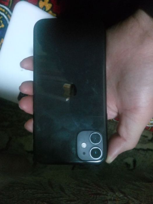 Iphone 11  64 lik batarya uselenniy taza qoyildi aybi ime