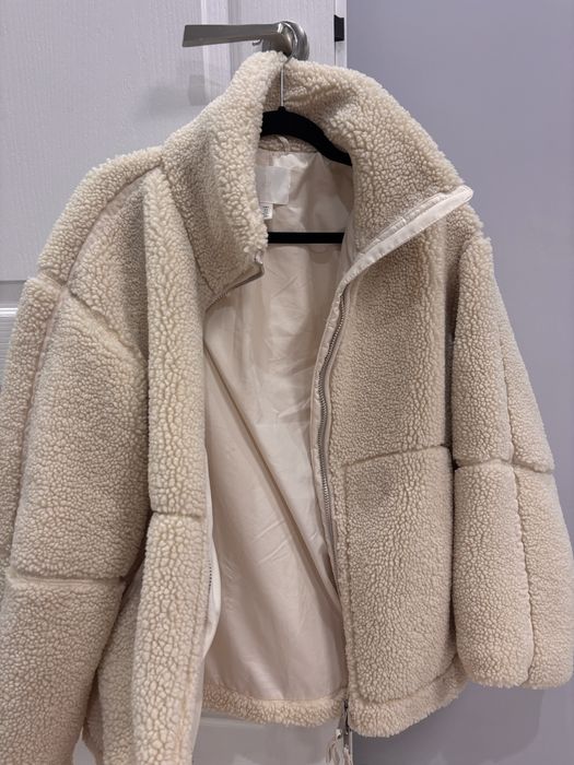 Пухено бежово яке H&M