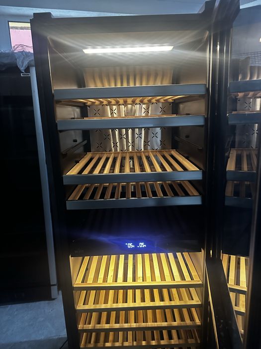 Хладилна витрина за вино