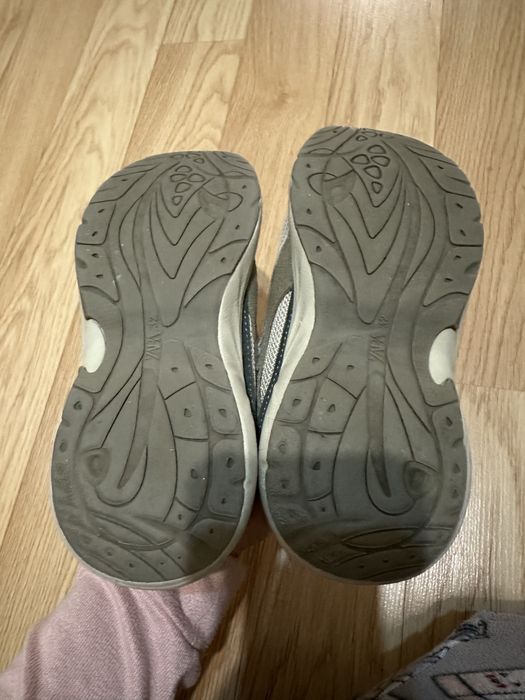 Продам детские кроссовки