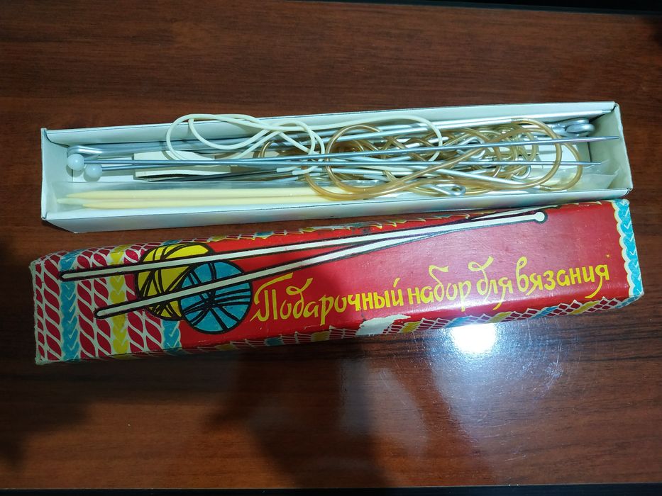 Набор вязальных спиц и крючков.