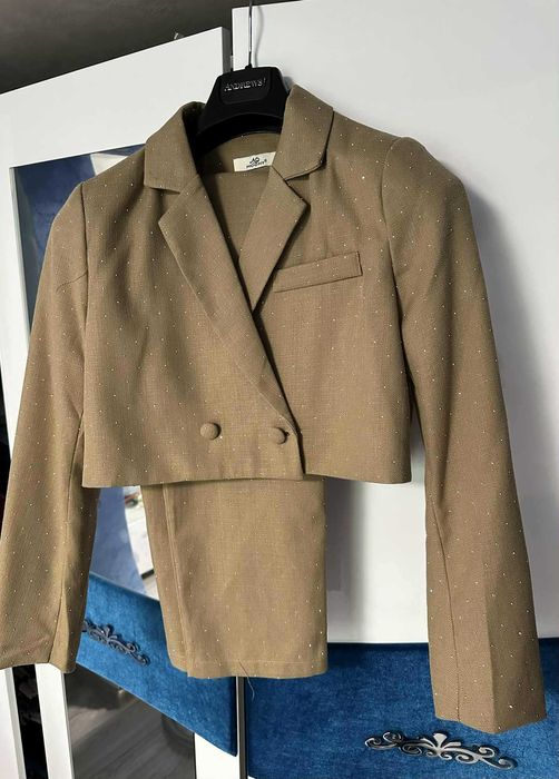 Елегантен костюм с камъни