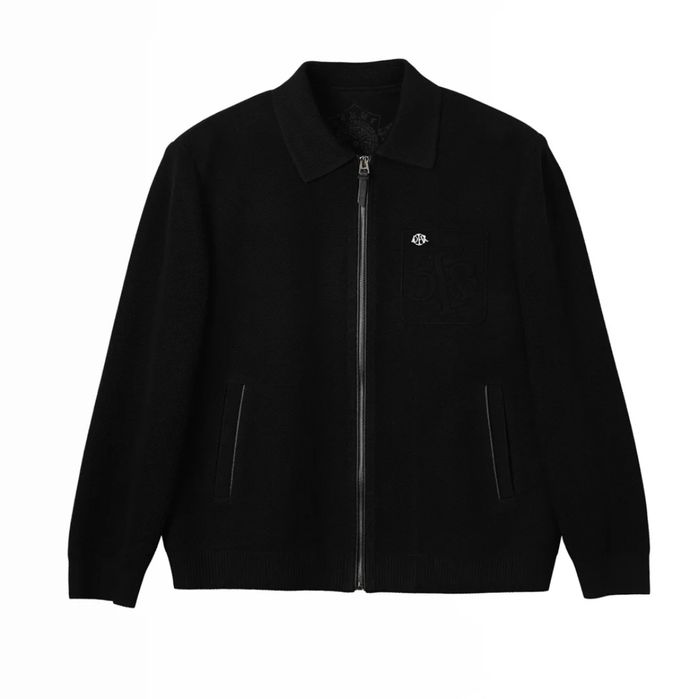 Boshqa ayolning mushukidan uning ogziga oqishi