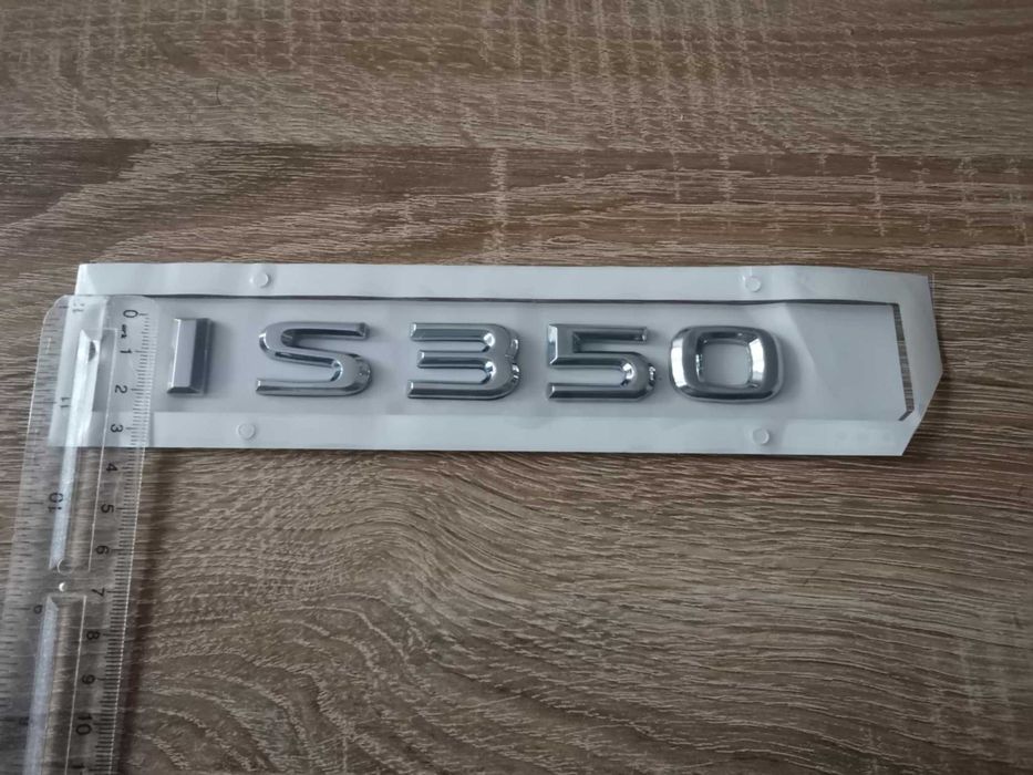 сребрист надпис Lexus IS 350