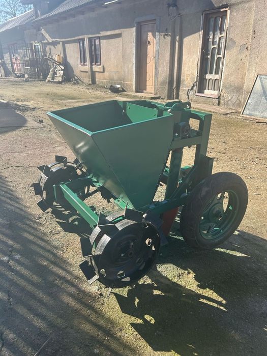 Semanatoare arpagic și usturoi pe 2 rânduri pentru motocultor