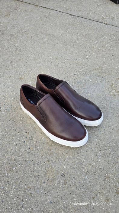 Pantofi maro cu talpa alba