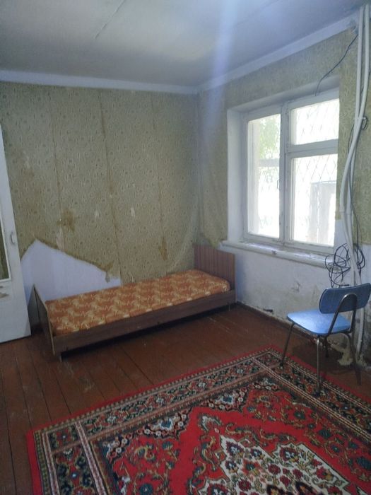 Чирчик шахар пед институт ётокхонаси ёнида 1-хонали 1-этаж 2х6 балкони