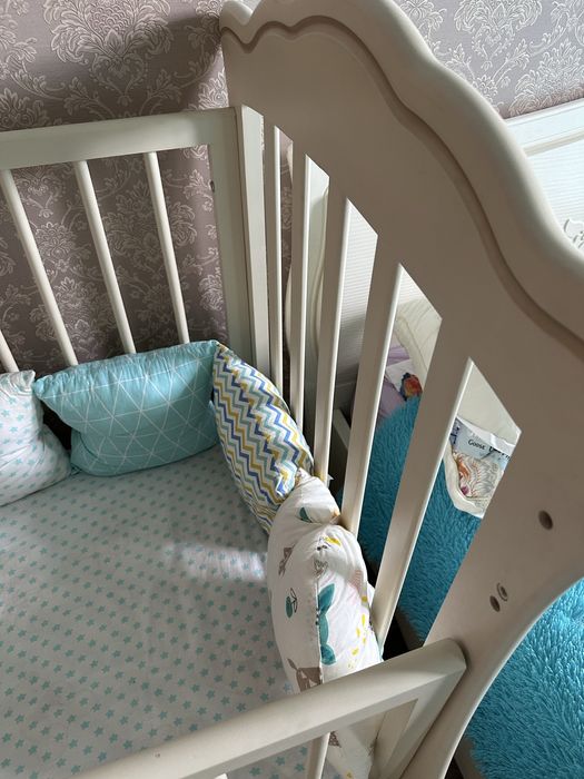 Манеж из дерева с матрасом