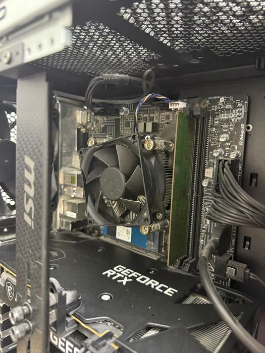 Vând pc gaming detalii în descriere