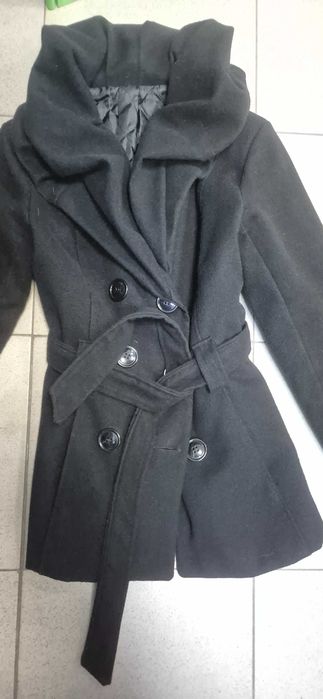 Продавам елегантно дамско черно палто.