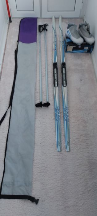 Продам лыжи и ботинки