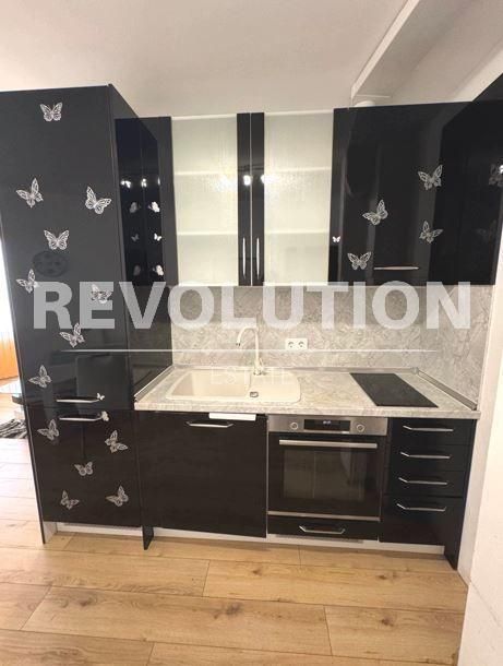 Дава се под наем Тристаен апартамент в Варна, Център - 75 кв.м за 498.27 € - Снимка #2