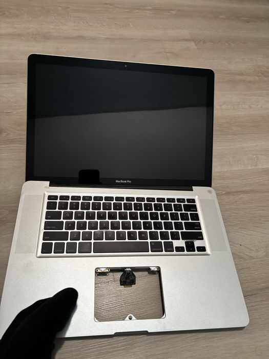 MacBook Pro 15 2010 на запчасти Корпус Экран