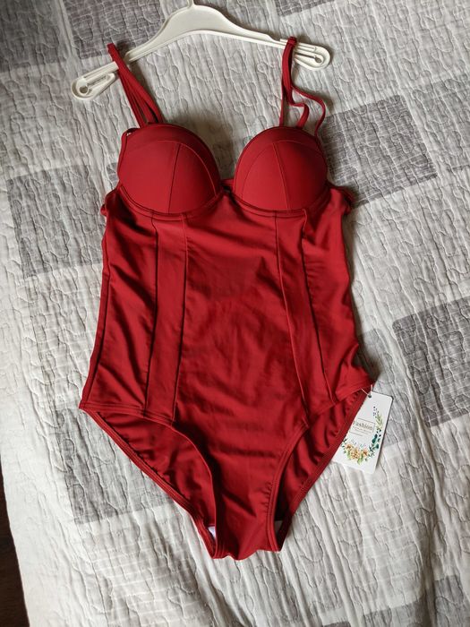 Новый слитный купальник