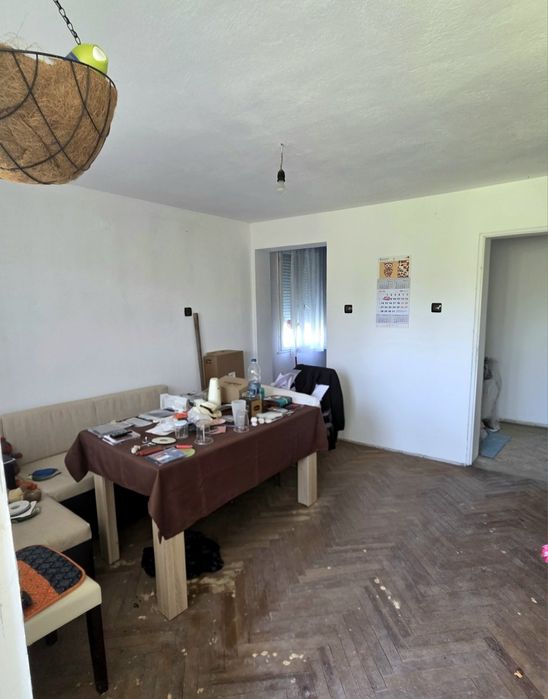 Масивна триетажна къща с.Горна Гращица