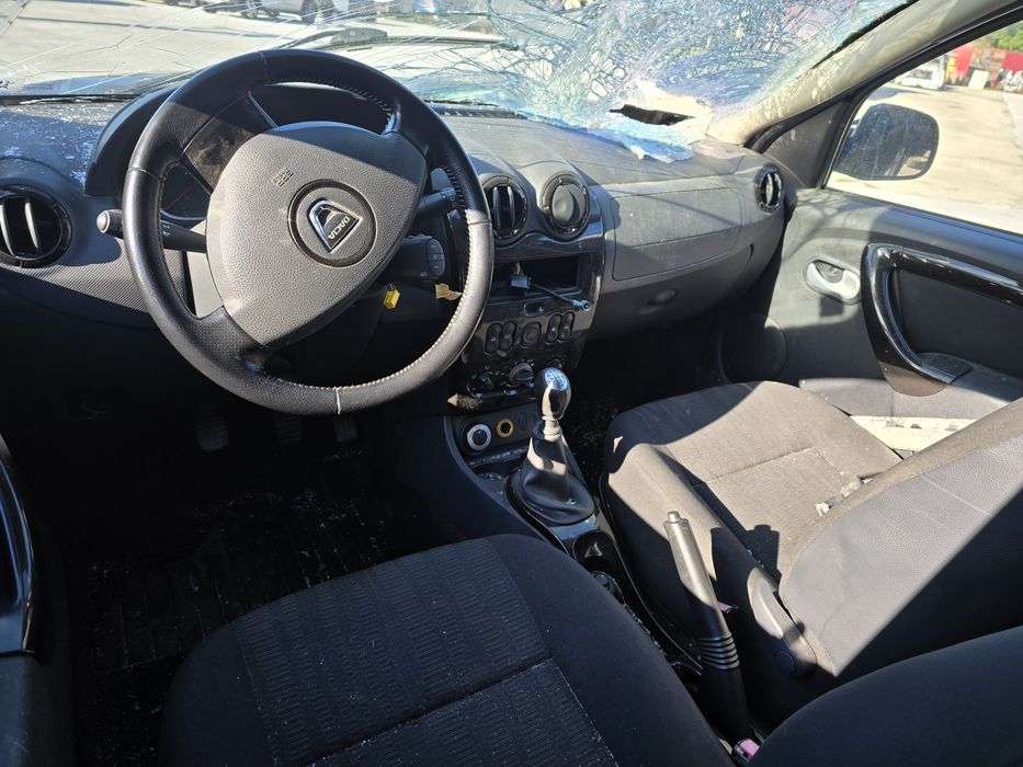 Dezmembrez Dacia Duster 2012 4x4 1.5 dci
