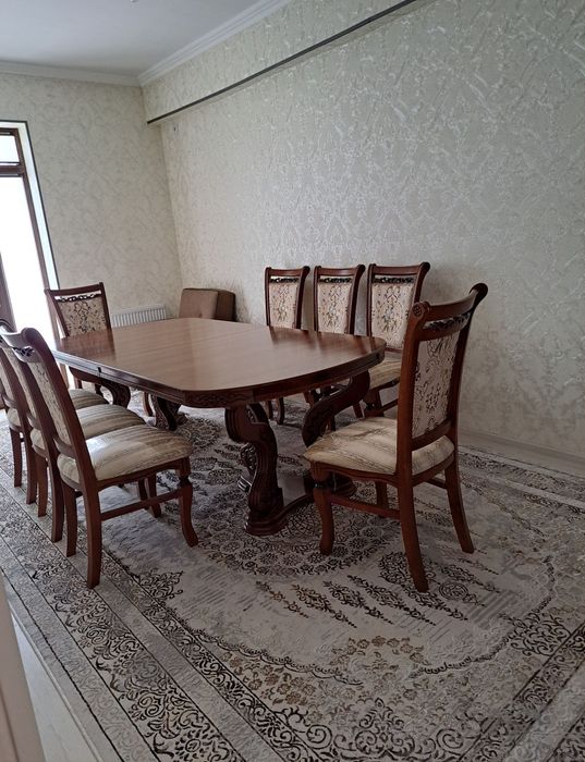 Стол и стулья продаются