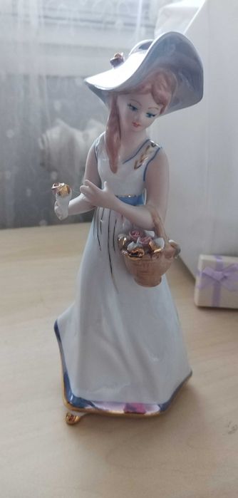 Bibelou portelan, femeie cu palarie si cos cu flori