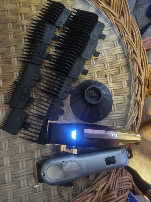 Vând ce se vede ambele mașini de tuns cu toate grătarele preț 800 de L