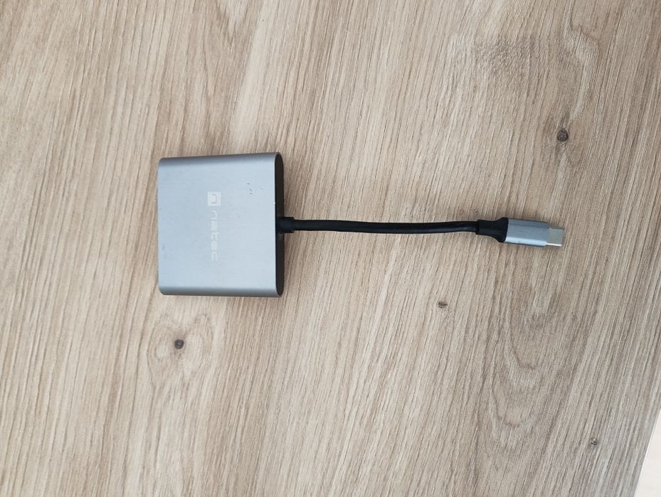 Стойка за монитор и usb c hub