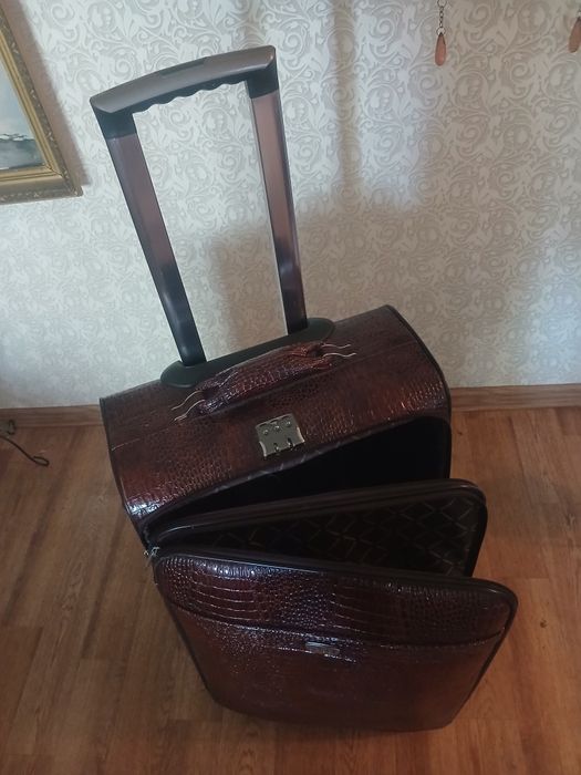 Чемодан на колёсиках
