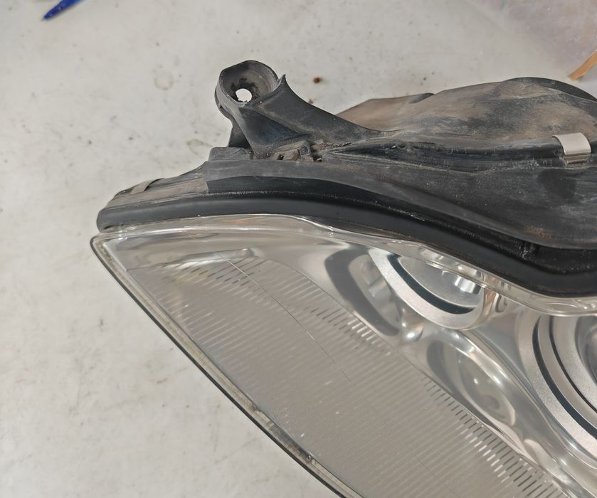 Far dreapta stanga Mercedes CLS  W219 Bi-Xenon HELLA original complet volan stanga