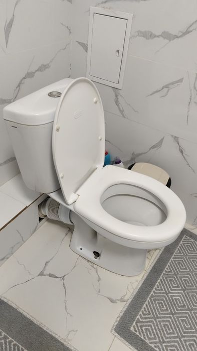 Унитаз и тумба и раковиной