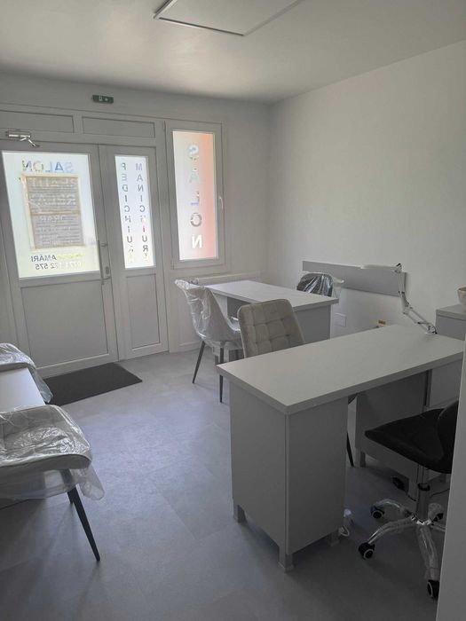 Ne căutăm colegă pentru manichiură,pedichiură ,cuafor,frizerie și cosmetică.Postul se oferă pe chirie.
