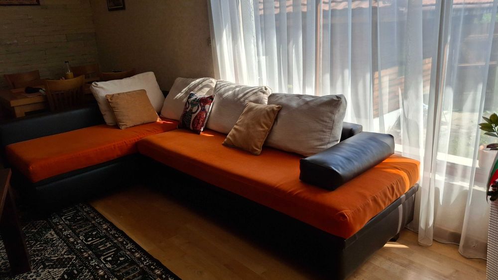 Ъглов диван с размери 305см / 180 см / 90 см.