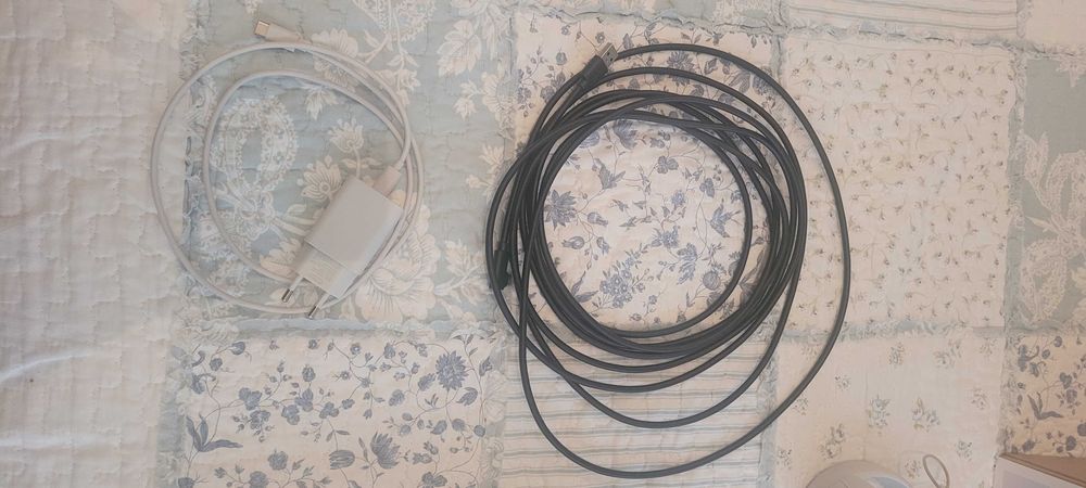 Quest 2 128GB със Kiwi Strap, USB батерии и др.