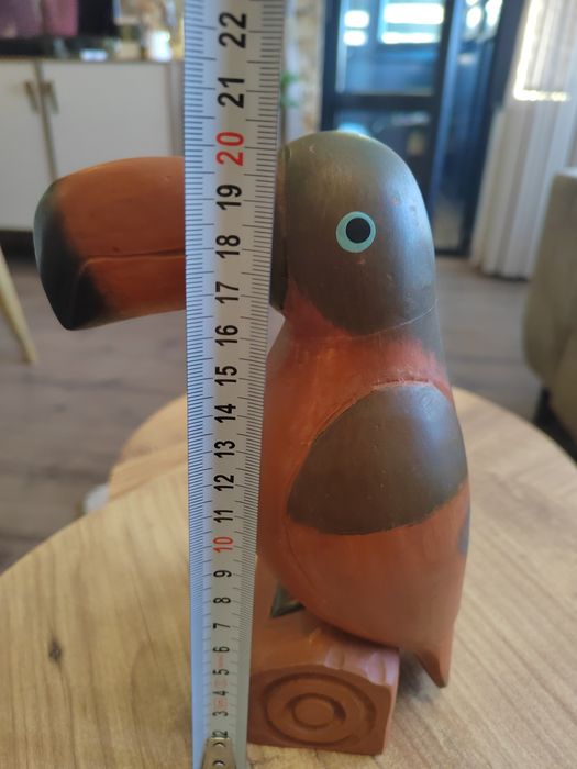 Дървена фигура на папагал.