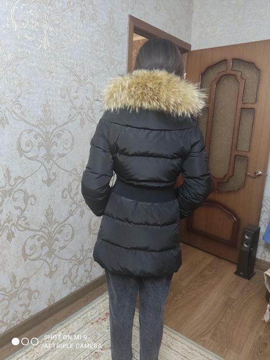 Продам пуховик с мехом енота