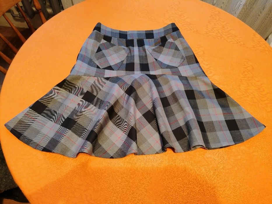 Карирана пола в сиво и черно