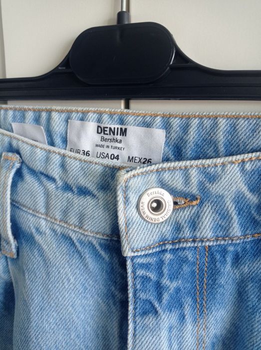 скъсани дънки Bershka