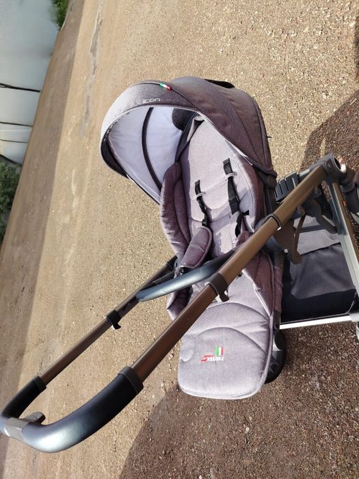 Продам коляску три водном имеется люлька