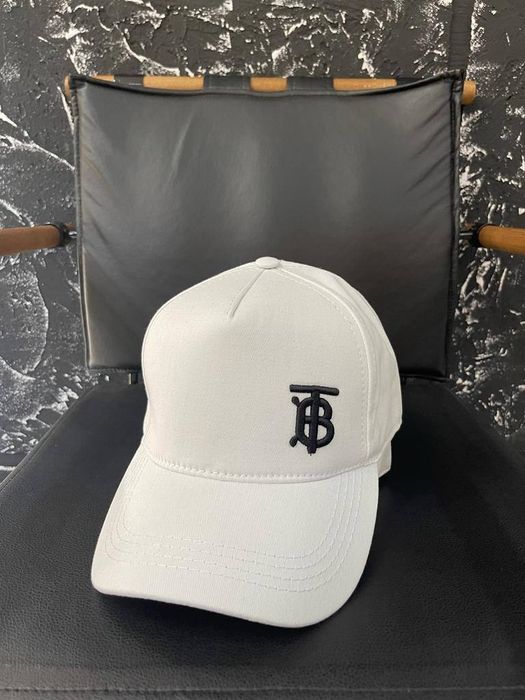 Шапки с козирка  burberr..