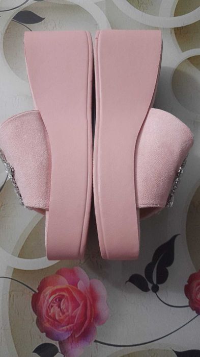 Vand papuci cu platforma