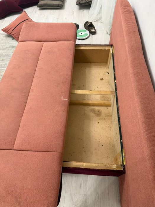 Продам розовый диван