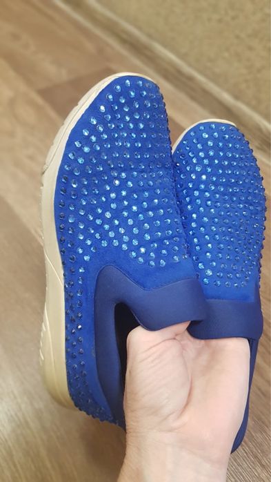 Ярко синие макасы со стразами. 38р