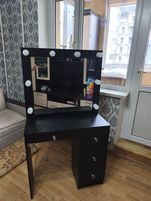 Туалетный столик с подсветкой.